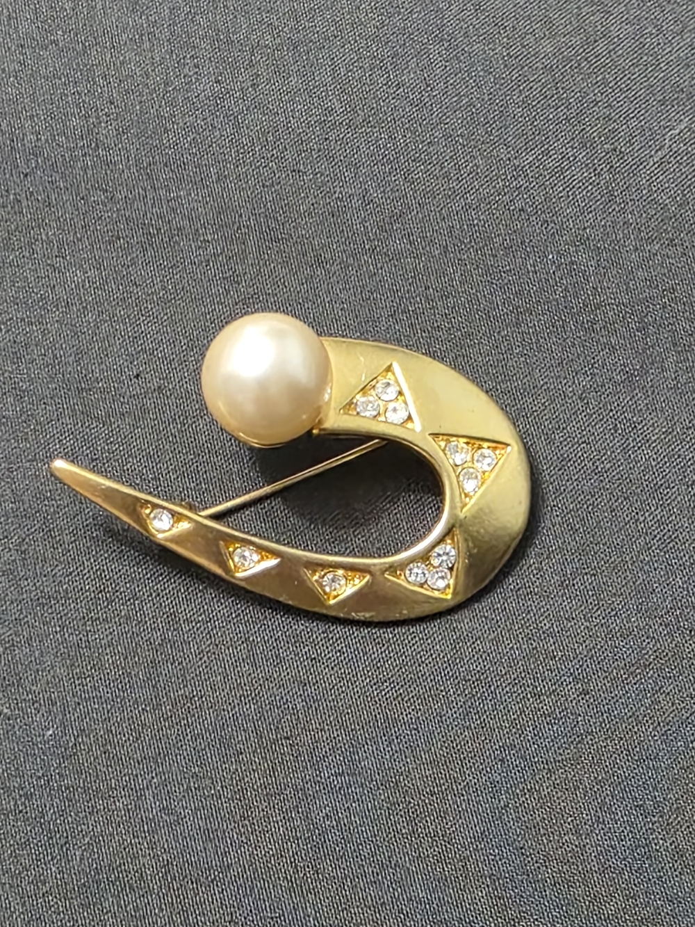 Estate - Gold-Tone Vintage Fashion Faux Pearl Brooch - Item 247